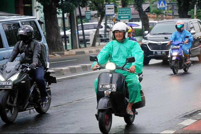 Beberapa pengendara motor mengenakan jas hujan plastik saat melintas di kawasan Pasar Minggu, Jakarta Selatan. Foto: Irfan Adi Saputra/kumparan
