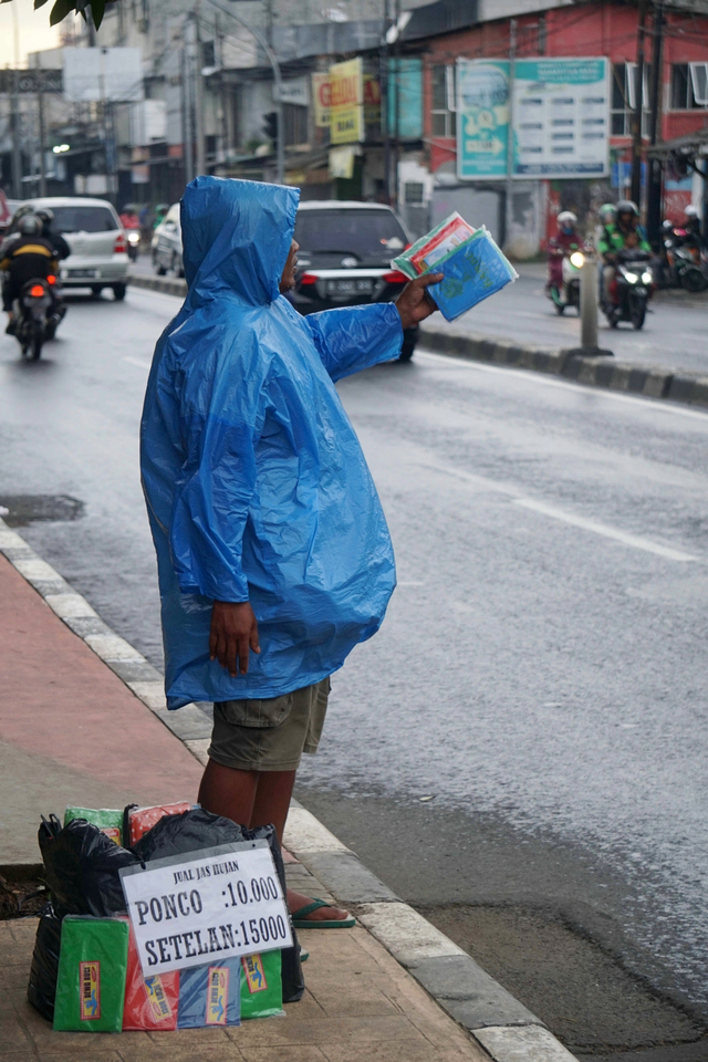 Pedagang jas hujan plastik menunggu pembeli di pinggir jalan, di kawasan Pasar Minggu, Jakarta Selatan. Foto: Irfan Adi Saputra/kumparan