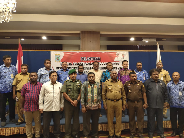 Pansel penjaringan DPRPB jalur otsus foto bersama Gubernur Papua Barat, foto : Edy Musahidin