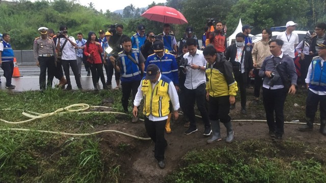 Menteri PUPR Basuki Hadimuljono (tengah) meninjau lokasi longsor di dekat Tol Cipularang KM 118. Foto: Moh Fajri/kumparan