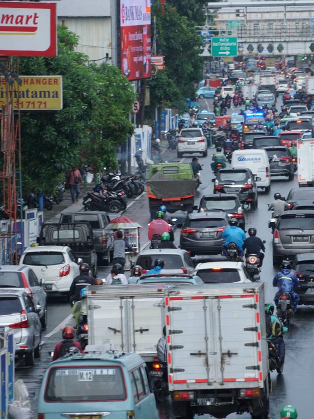 Sejumlah kendaraan mobil terparkir di kawasan Gajah Mada, Jakarta, Senin (17/2).  Foto: Helmi Afandi Abdullah/kumparan