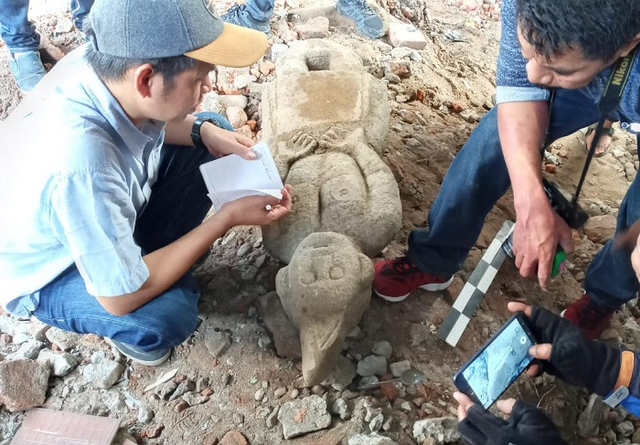 Arkeolog Sulsel membuktikan penemuan patung berbentuk arca merupakan nisan kubur, (Makassar Indeks/Rudi).