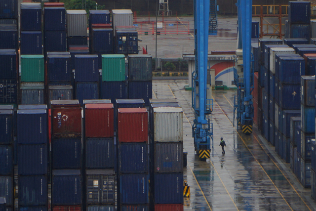 Tumpukan peti kemas di Terminal 3 Tanjung Priok, Jakarta, Senin (17/2). Foto: Jamal Ramadhan/kumparan