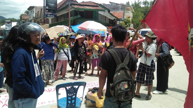 Pedagang sayur di Mamasa, Sulawesi Barat, melakukan aksi unjuk rasa menagih janji bupati. Foto: Frendy/sulbarkini