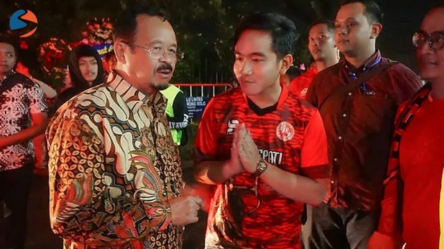 Pertemuan Achmad Purnomo dan Gibran di Stadion Manahan Solo. (Agung Santoso)