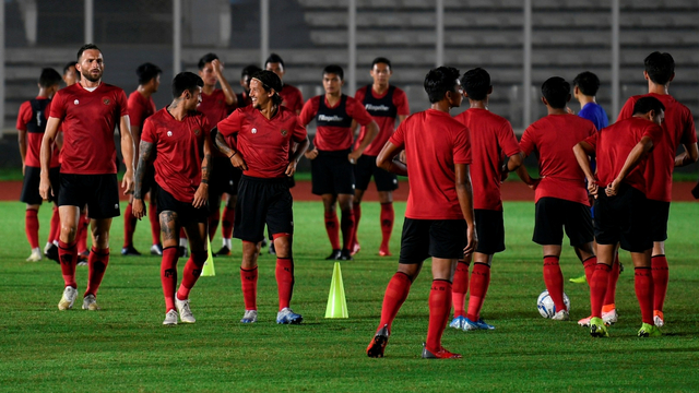 Pesepak bola Timnas Indonesia berlatih di Stadion Madya, Senayan, Jakarta, Senin (17/2). Foto: ANTARA FOTO/Puspa Perwitasari