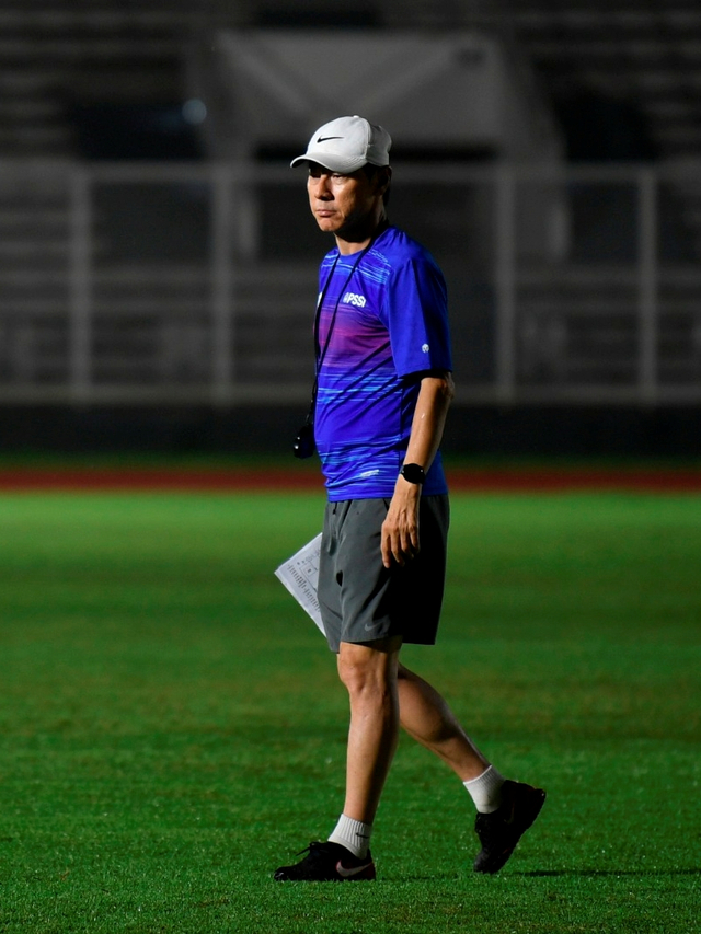Pelatih Timnas Indonesia Shin Tae-yong memantau latihan skuat asuhannya di Stadion Madya, Senayan, Jakarta. Foto: ANTARA FOTO/Puspa Perwitasari