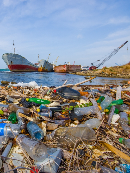 Ilustrasi sampah plastik di pantai. Foto: Shutter Stock