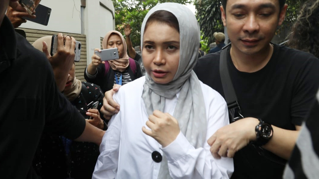Penyanyi Rossa tiba di rumah duka Ashraf Sinclair di Pejaten, Jakarta Selatan, Selasa (18/2). Foto: Fanny Kusumawardhani/kumparan