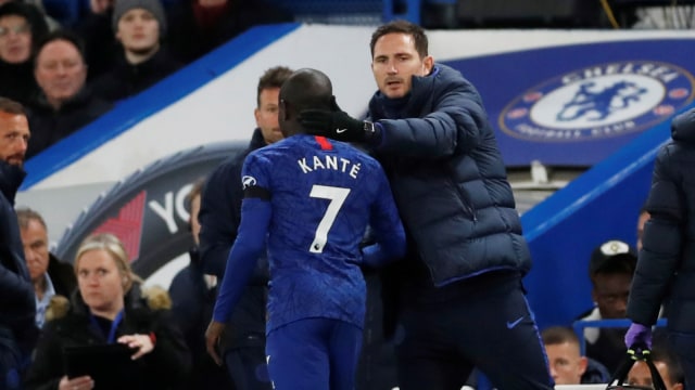 Frank Lampard menghibur N'Golo Kante yang harus ditarik keluar karena cedera. Foto: Reuters/Hannah McKay