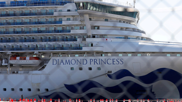 Kapal Diamond Princess yang bersandar di Daikoku Pier Cruise Terminal di Yokohama, selatan Tokyo, Jepang. Foto: REUTERS/Issei Kato