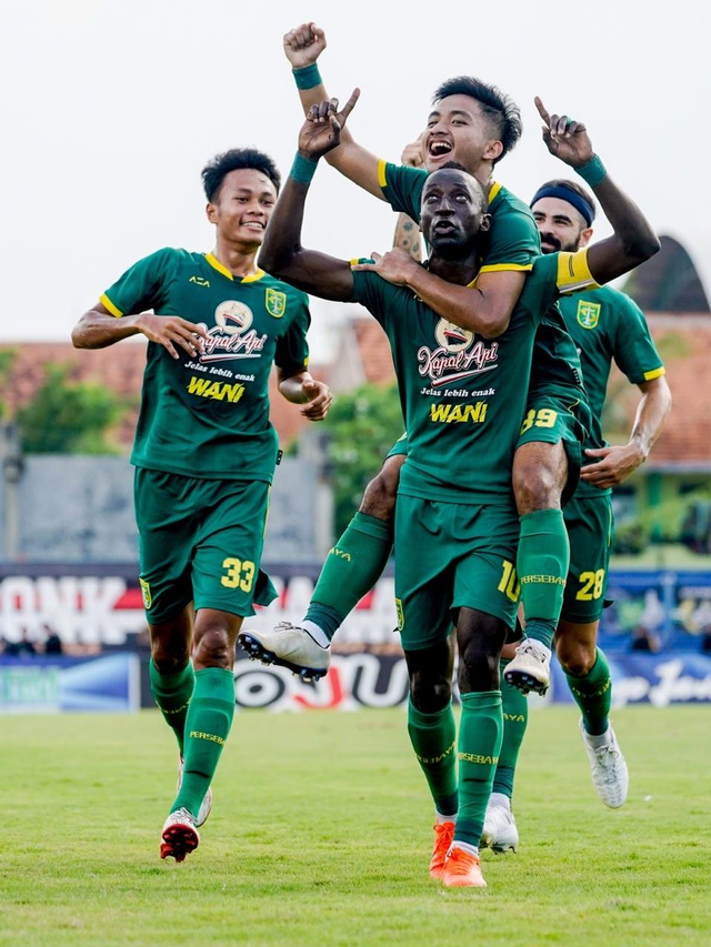 Gelang Persebaya, Makan Konate (kedua kanan) merayakan gol ke gawang Madura United.  Foto: Dok. Media Persebaya