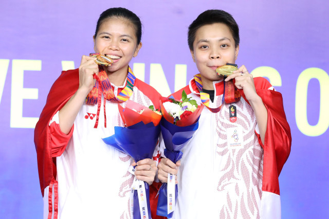 Greysia Polii (kiri) dan Apriyani Rahayu meraih medali emas SEA Games 2019, Senin (9/12). Foto: Aditia Rizki Nugraha/kumparan