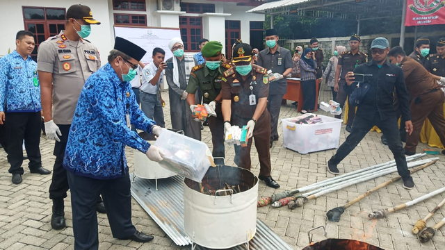 Bupati Balangan H Ansharuddin saat pemusnahan barang bukti, Senin (17/2/2020). DIskominfo Balangan