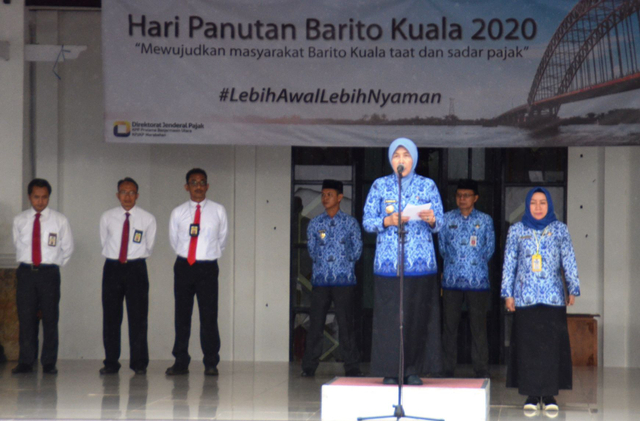 Bupati Barito Kuala Hj Noormiliyani saat upacara bendera, Senin (17/2/2020). Humpro Batola