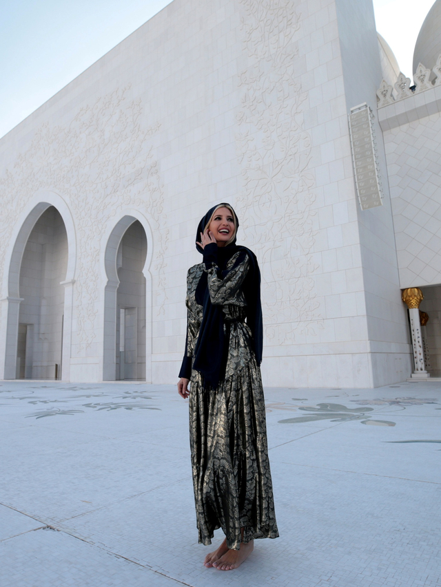 Penasihat Senior Gedung Putih Amerika Serikat Ivanka Trump mengunjungi Masjid Agung Sheikh Zayed di Abu Dhabi. Foto: REUTERS / Christopher Pike