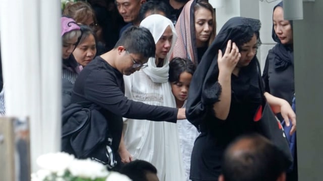 Jenazah meninggalkan rumah duka - Ashraf Sincalir - BCL