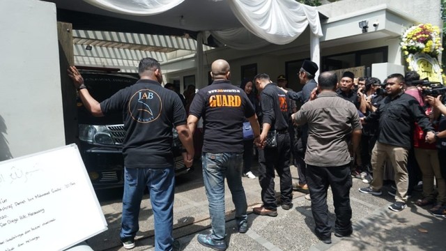Jenazah meninggalkan rumah duka - Ashraf Sincalir - BCL