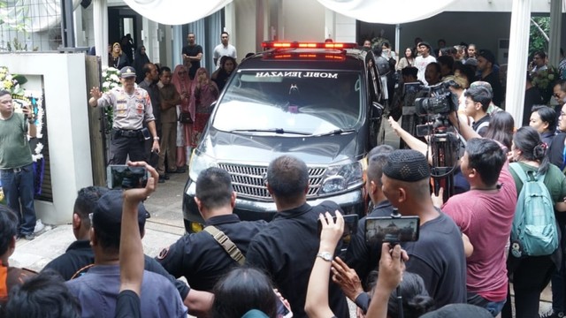 Jenazah meninggalkan rumah duka - Ashraf Sincalir - BCL