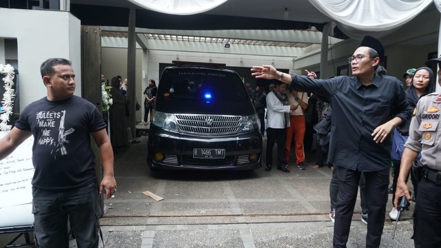 Mobil Jenazah yang membawa Almarhum Ashraf Sinclair meninggalkan rumah duka, di kawasan Pejaten, Jakarta, Selasa, (18/2/2020). Foto: Helmi Afandi/kumparan