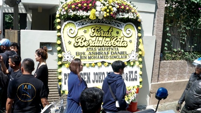 Jenazah meninggalkan rumah duka - Ashraf Sincalir - BCL