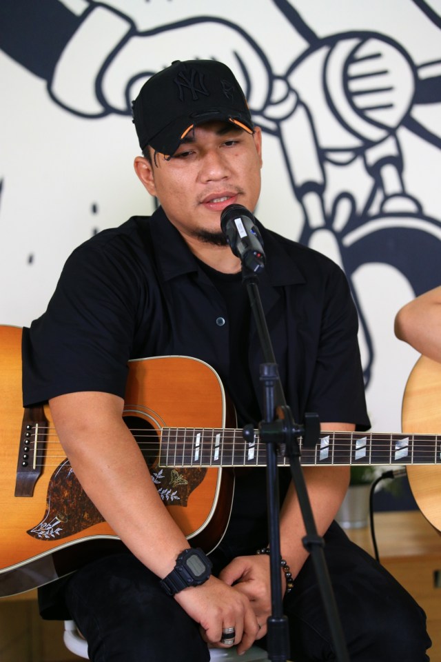 Rizal, vokalis band Armada saat berkunjung ke kantor kumparan, Selasa (18/2). Foto: Faisal Rahman/kumparan