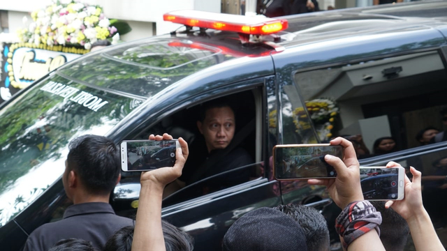 Jenazah meninggalkan rumah duka - Ashraf Sincalir - BCL