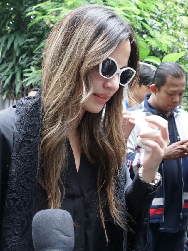 Nia Ramadhani saat mengunjungi rumah duka Ashraf Sinclair, di Kawasan Pejaten, Pasar Minggu, Jakarta Selatan, Selasa (18/2). Foto: Helmi Afandi/kumparan