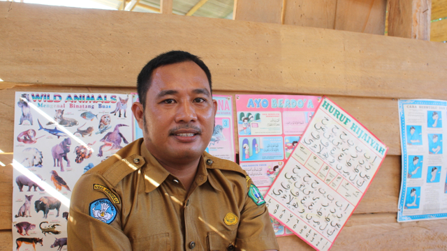 Agus Salim, guru kelas jauh SD Negeri 1 Mataleuno, Kolaka Utara, Sulawesi Tenggara. Foto: Lukman Budianto/kendarinesia.