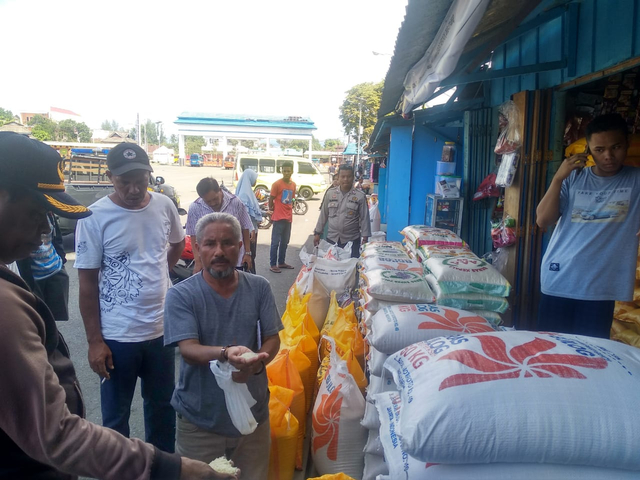 Anggota Polres Maluku Tengah menyelidiki dugaan beras plastik yang dijual di Pasar Binaiya, Masohi, kabupaten Maluku Tengah (Foto: istimewa)