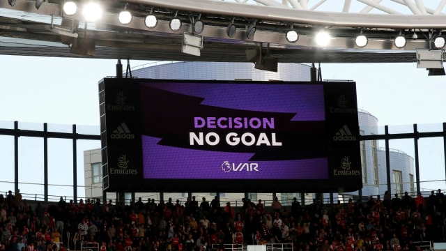 Sebuah layar besar menunjukan untuk menganulir gol Arsenal lewat VAR. Foto: Reuters