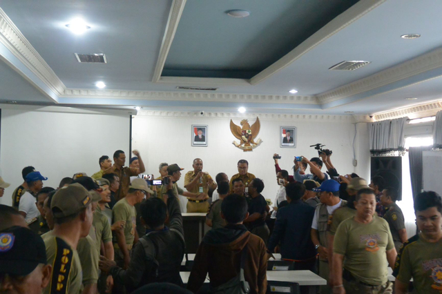 Satpol PP menduduki kantor BKD dan Diklat Banjarmasin, Selasa (18/2/2020). M Syahbani/banjarhits.id