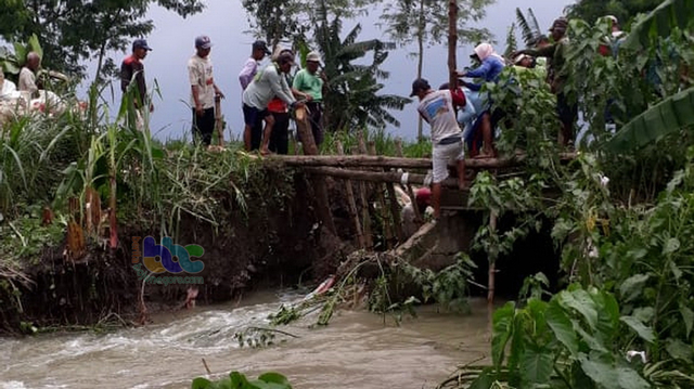 Warga masyarakat yang sedang memperbaiki Tanggul Kali Apur Ingas, di Desa Kedungprimpen Kecamatan Kanor Kabupaten Bojonegoro, yang jebol. Selasa (18/02/2020) 