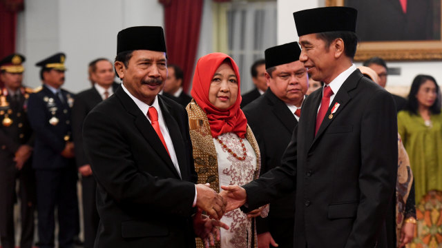 Presiden Joko Widodo (kanan) memberikan ucapan selamat kepada Kepala Badan Pembinaan Ideologi Pancasila (BPIP) Yudian Wahyudi (kiri) dan istri. Foto: ANTARA FOTO/Hafidz Mubarak A