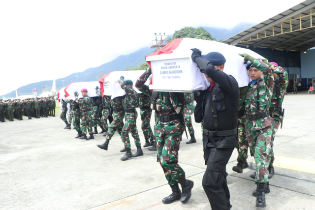 Pelepasan 4 jenazah korban helikopter MI 17 yang ditemukan pada Puncak Mandala, Kabupaten Pegunungan Bintang. (Dok: Polda Papua)