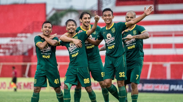 Para pemain Persebaya merayakan keberhasilan mereka melaju ke final Piala Gubernur Jatim 2020. Foto: dok. Persebaya