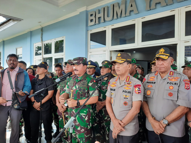 Panglima TNI dan Kapolri dalam keterangan pers di Lanud Silas Papare Jayapura. (BumiPapua.com/Liza Indriyani) 