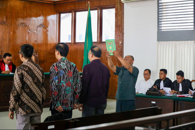 Para saksi disumpah dalam sidang kasus Saiful Mahdi di PN Banda Aceh. Foto: Suparta/acehkini