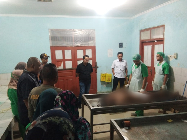 Mayat Agus saat diotopsi di Ruang Jenazah Rumah Sakit Umum Daerah (RSUD) Abdul Moeloek, Selasa (18/2) | Foto: Obbie Fernando/Lampung Geh