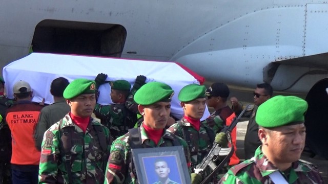 Jenazah Praka Anumerta, salah satu korban jatuhnya pesawat MI-17 milik TNI AD tiba di Lanud Pattimura, Ambon, Selasa (18/2) sore.