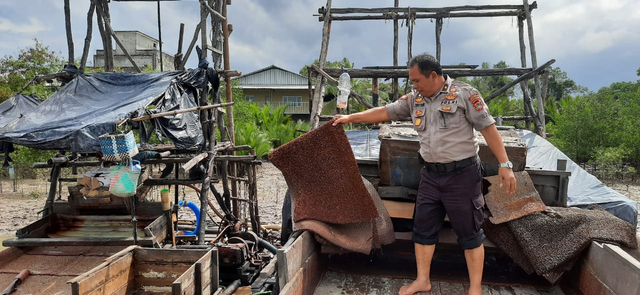 Kabag Ops Polres Pangkalpinang, Kompol Jadiman Sihotang saat temukan alat tambang liar di kawasan Teluk Bayur.