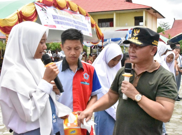 Safitri saat bercurhat dengan Gubernur Kalteng dalam kunjungan kerja di SMAN 3 Sampit, Selasa (18/2)..
