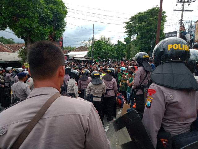 Suasana ketika supporter hendak masuk stadion yang dihadang polisi. Laga ini memang digelar tanpa supporter. Foto: rizal adhi pratama/tugumalang.id