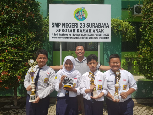 suGusti Muhammad Hamdan Firmanta (belakang) bersama tim dari Doa Ibu Production milik SMP Negeri 23 Surabaya. Foto-foto : Windy Goestiana/Basra