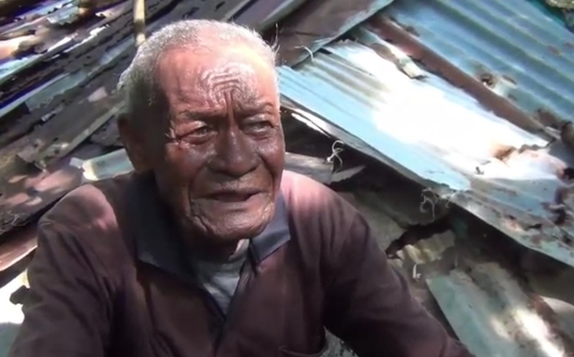 Kakek La Nggugu berusia 80 tahun tinggal di bawah tumpukan seng bekas lebih dari 30 tahun. Foto: Wiwid Abid Abadi/kendarinesia