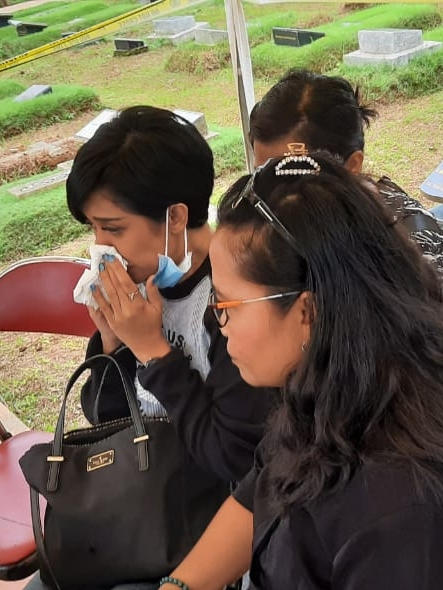 Karen Idol menyambangi lokasi autopsi jenazah anaknya di TPU Tanah Kusir, Jakarta Selatan. Foto: Aria Pradana/kumparan