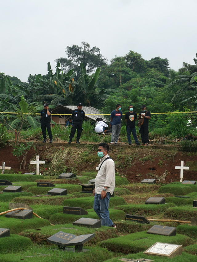 Proses autopsi di makam anak Karen Pooroe, Zefania Carina, di TPU Tanah Kusir, Jakarta, Rabu (19/2/2020).
 Foto: Nugroho Sejati/kumparan