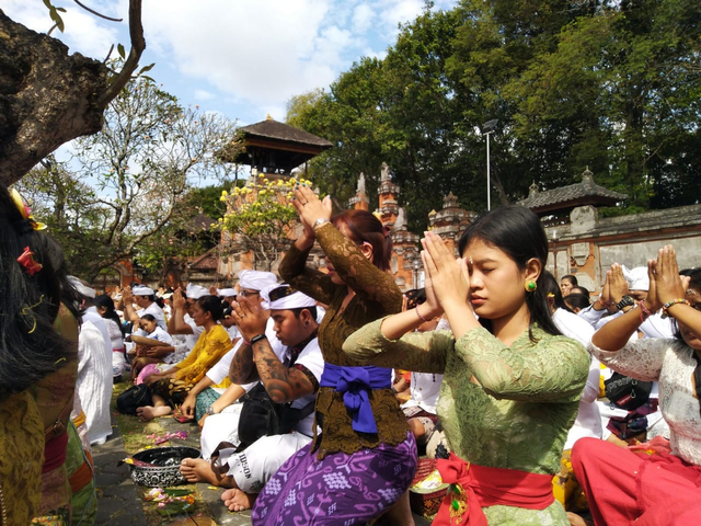 Umat Hindu melakukan persembahyangan bersama - ACH