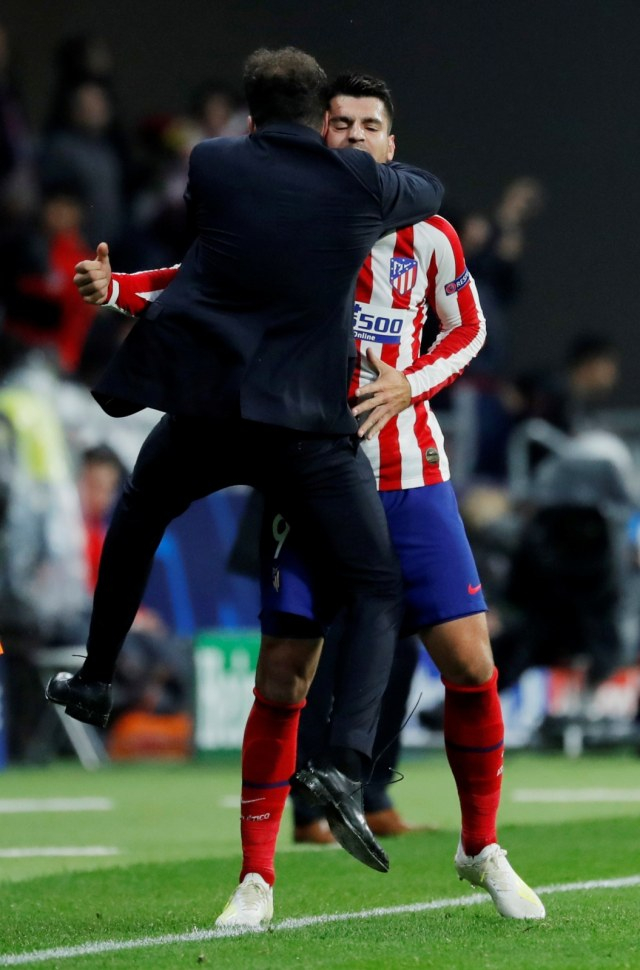 Diego Simeone memeluk Alvaro Morata. Foto: Reuters/Sergio Perez