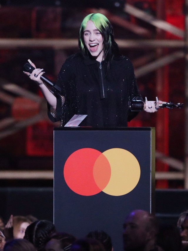 Billie Eilish menerima di Brit Awards 2020, di O2 Arena di London, Inggris, Selasa (18/2). Foto: REUTERS/Hannah Mckay